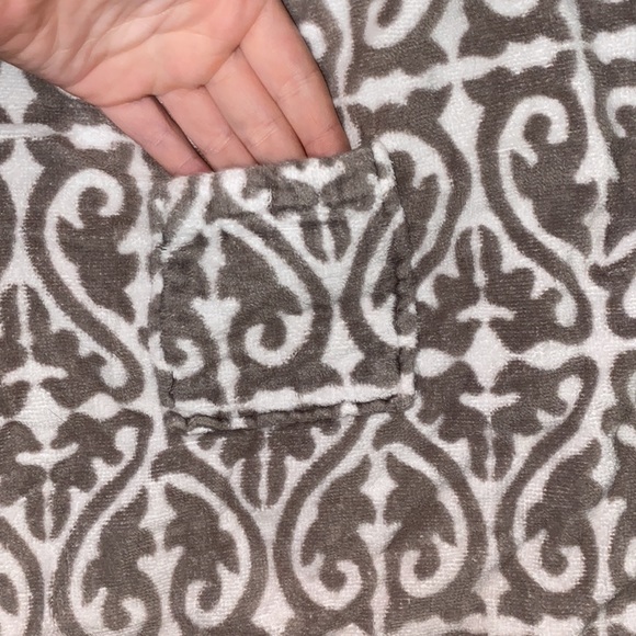 🦋Grey & white detailed shower body wrap! - Picture 2 of 7